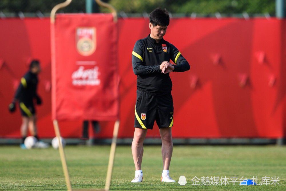 于是，他便笑着对洪五说道：留着钻石包厢就够了，天香府还是正常待客吧，不然以后去了全是服务员，也显得失了人气。
